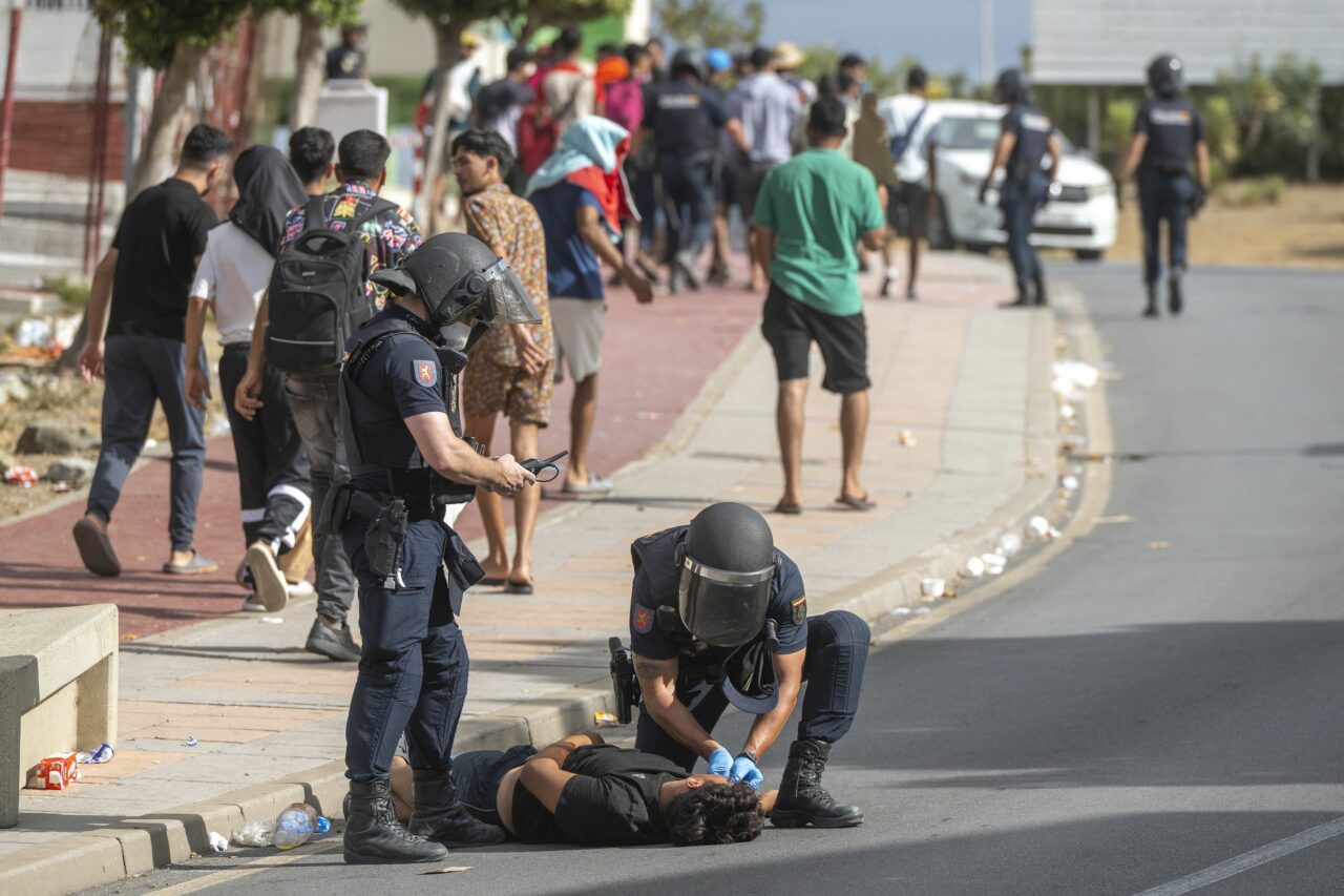 Locuitorii din Ceuta s-au revoltat împotriva imigranților și au luat cu asalt taberele acestora amenajate pe plajă