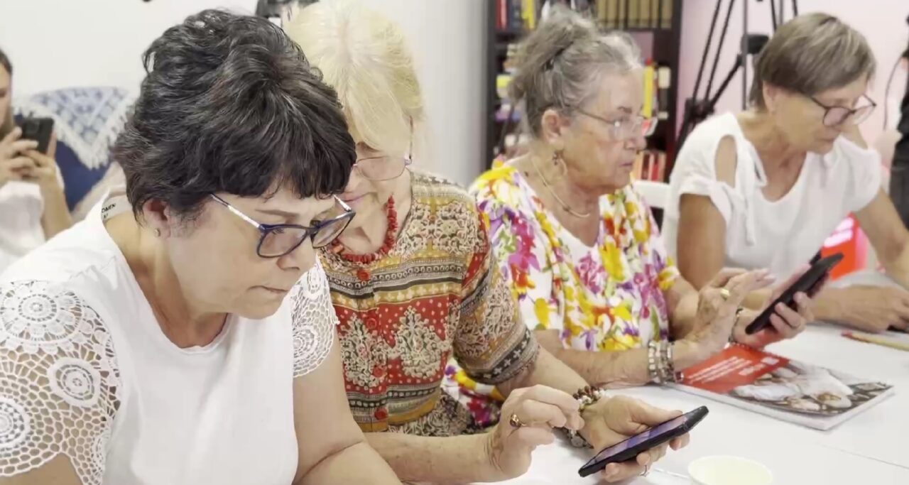 Cum învață seniorii să nu se mai teamă de telefon și de lumea digitală. Peste 10.000 de vârstnici au participat la atelierele Hi Digital