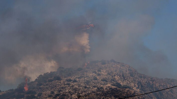 Infern pe insula Salamina din Grecia. Sute de oameni au fost evacuați de urgență pe mare după izbucnirea a două incendii de vegetație