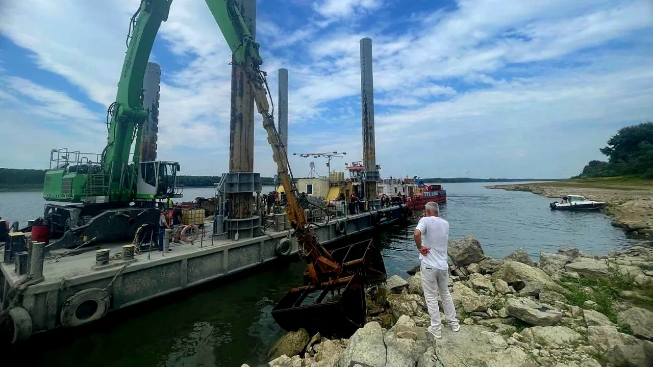 Operaţiunea de scufundare a barjelor în Dunăre va fi reluată astăzi, după două amânări