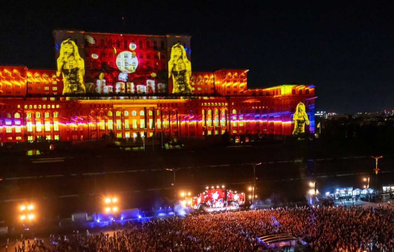 Arta digitală va fi din nou proiectată pe fațada Palatului Parlamentului. iMapp Bucharest revine în Piața Constituției. Ce tematică are ediția din 2026