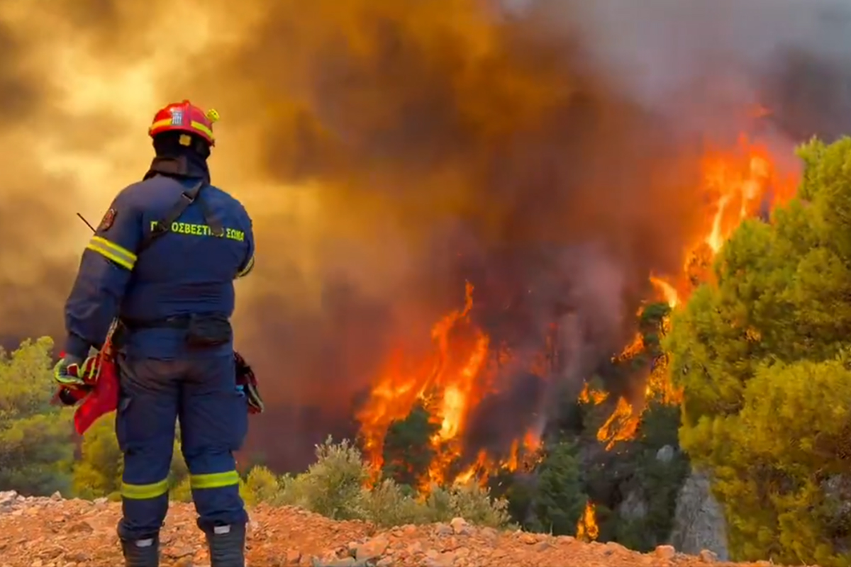 Incendiile de vegetație scapă de sub control în Grecia, Franța și Spania. Mii de oameni evacuați pe uscat și pe mare