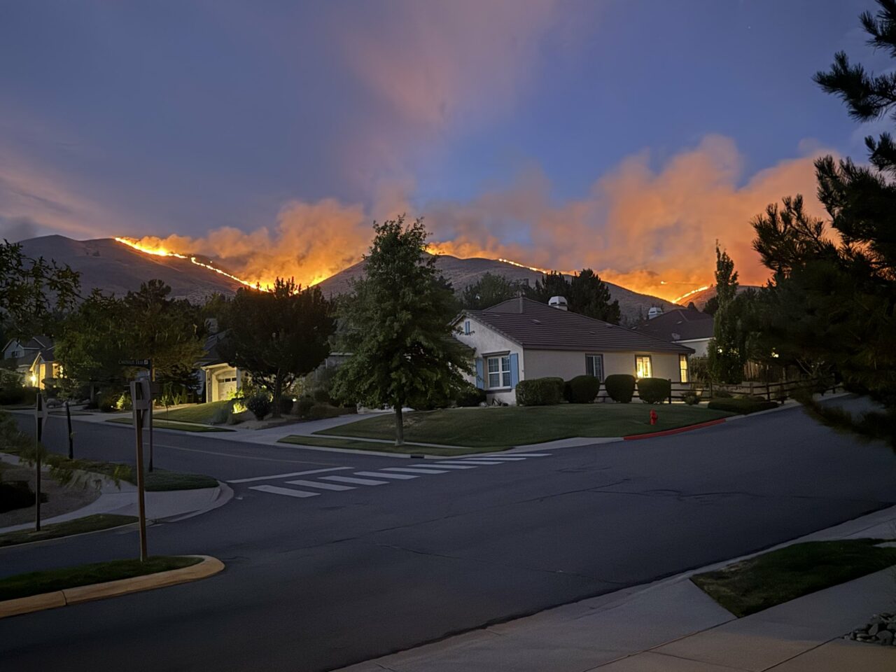 Mega-incendiul Hawk scapă de sub control în Nevada. 90.000 de oameni, evacuați din apropierea orașului Reno. Flăcările au mistuit deja mai multe case