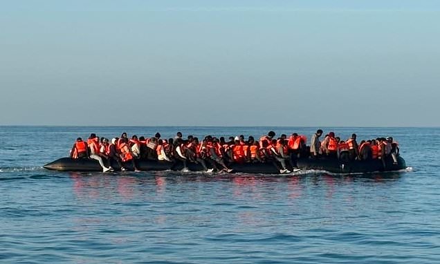O barcă care transporta zeci de migranți ilegali a luat foc în timp ce traversa Canalul Mânecii
