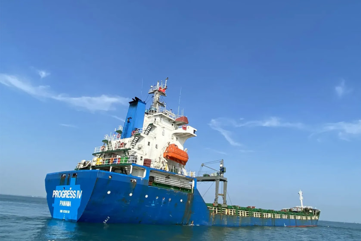 Incident grav în Marea Neagră: o navă a fost lovită în zona economică a României și s-a scufundat. Ce s-a întâmplat cu cei 12 marinari aflați la bord