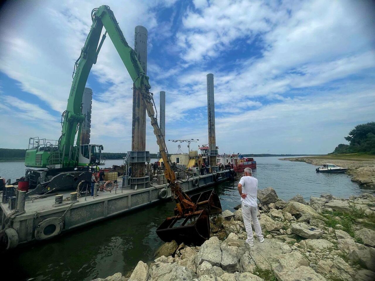 Operațiunea de scufundare a barjelor din Dunăre, amânată. Intervenția este necesară pentru creșterea debitului spre Centrala de la Cernavodă