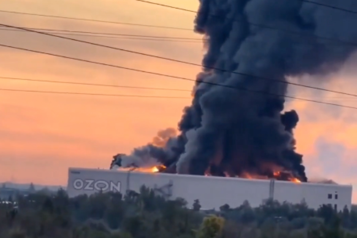 Atac masiv cu drone în Rusia: incendii uriașe la o rafinărie Rosneft și un centru logistic Ozon de 75.000 mp