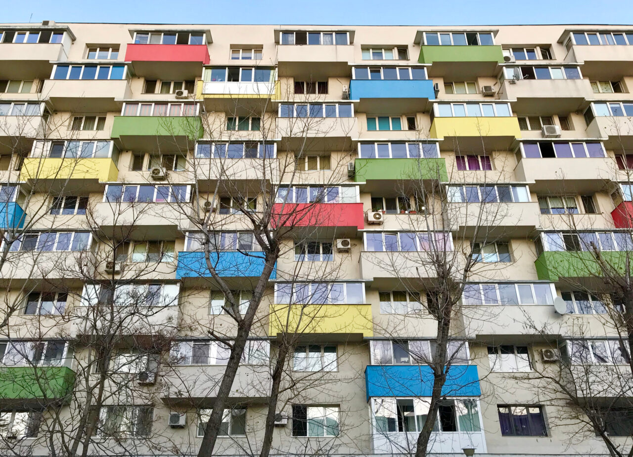 România, pe primul loc în UE în privința ponderii tinerilor care stau în locuinţe supraaglomerate
