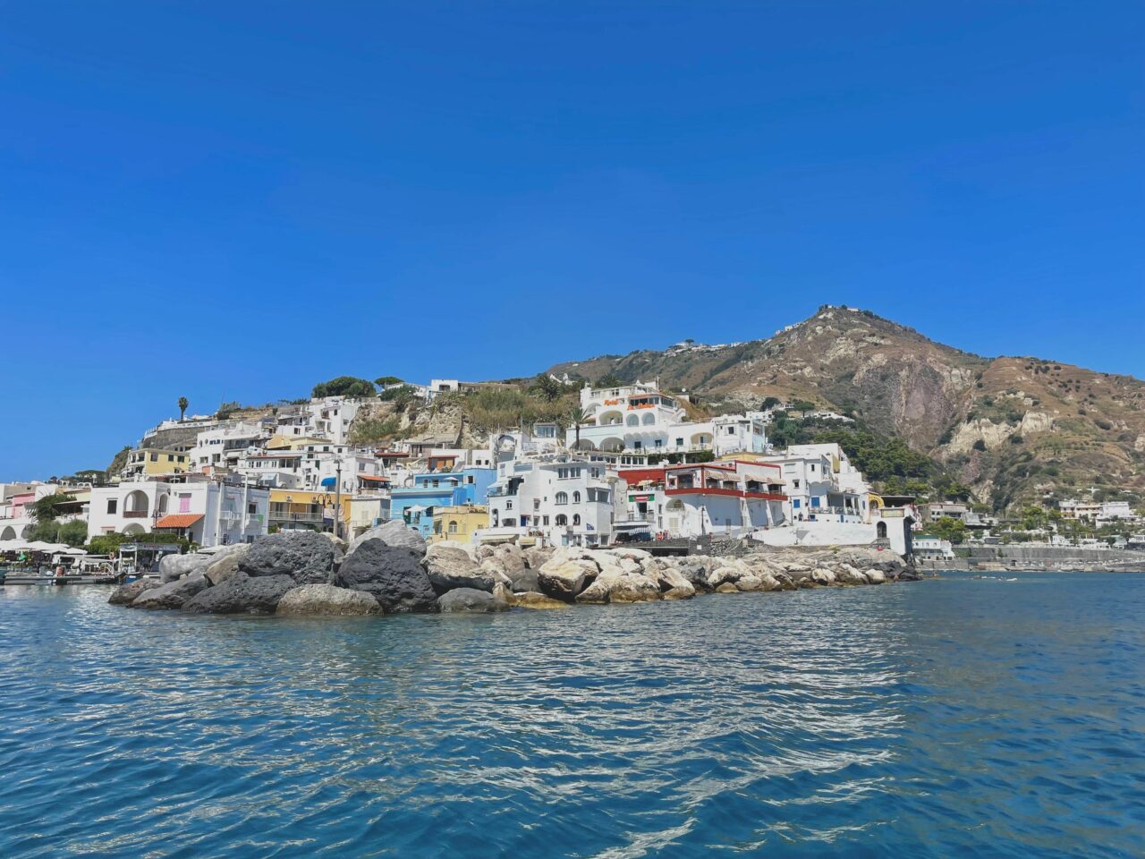 «Cel mai bine păstrat secret» al Italiei. Magnifica insulă considerată o Coasta Amalfi mai ieftină