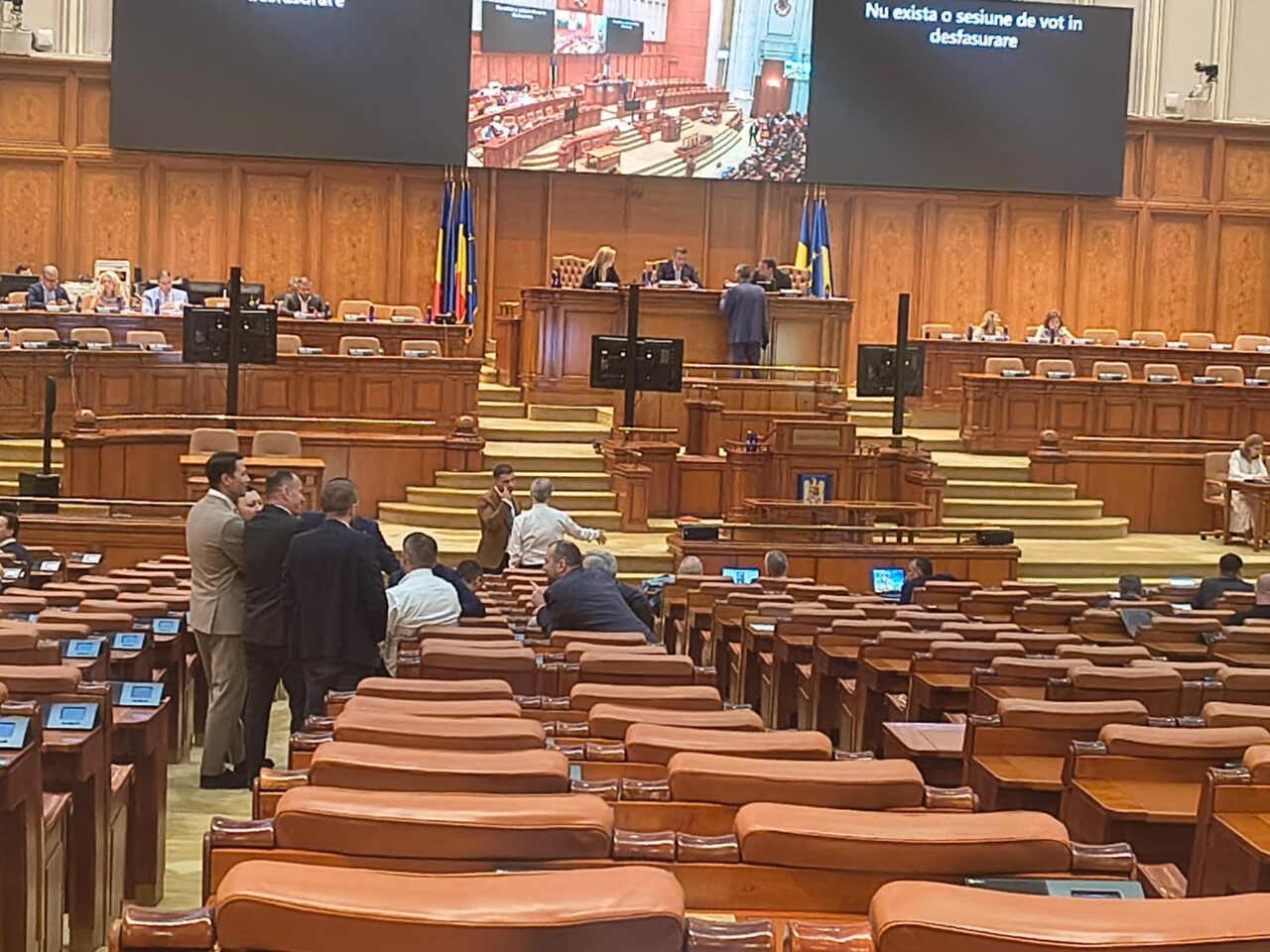 În a doua zi a noii sesiuni parlamentare, PNL şi USR se pregătesc să saboteze iar lucrările plenului Camerei Deputaţilor