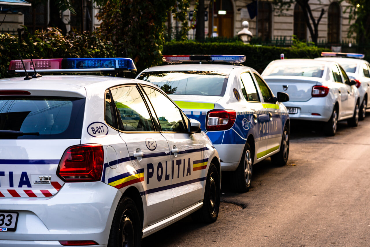 Urmărire ca-n filme pe străzile Bucureștiului. Un adolescent pe motocicletă a intrat în mașina poliției, în timp ce încerca să fugă de autorități