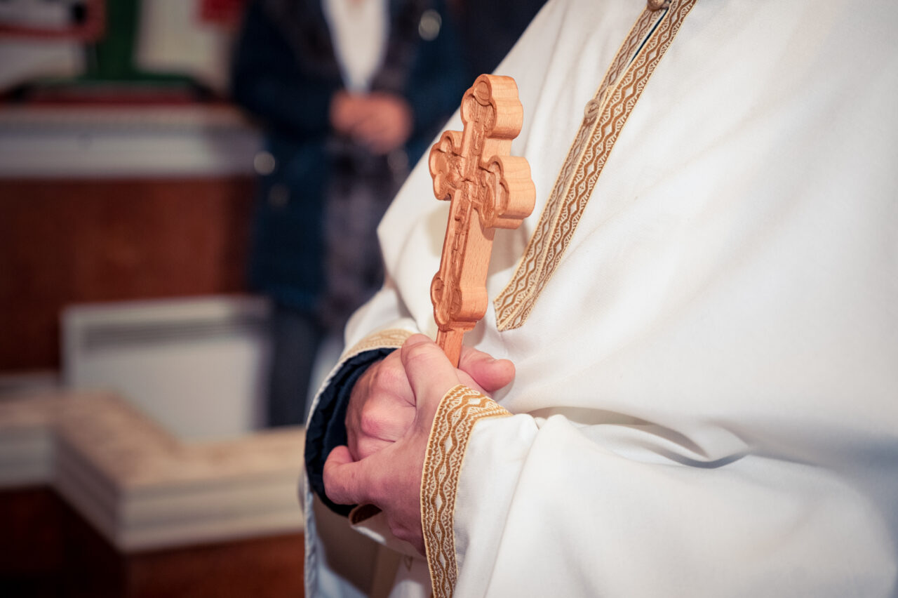 Preot destituit de Episcopia Hușilor, din rândul clerului, după ce ar fi lăsat însărcinată o enoriașă căsătorită. Ce interdicție a primit