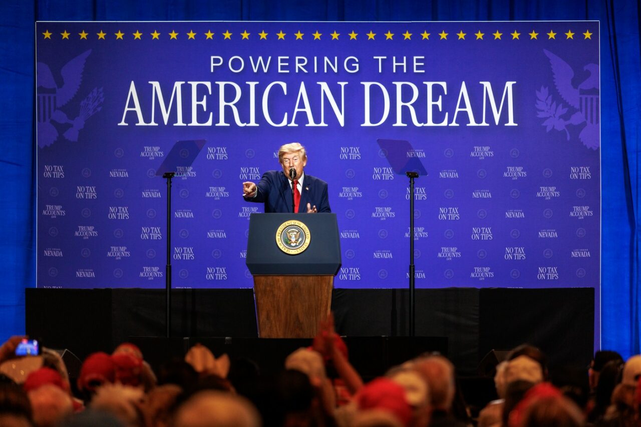 Momentul în care Donald Trump salvează un băiețel de la o căzătură de pe scenă a devenit viral. Ironia la adresa lui Biden care a stârnit râsete