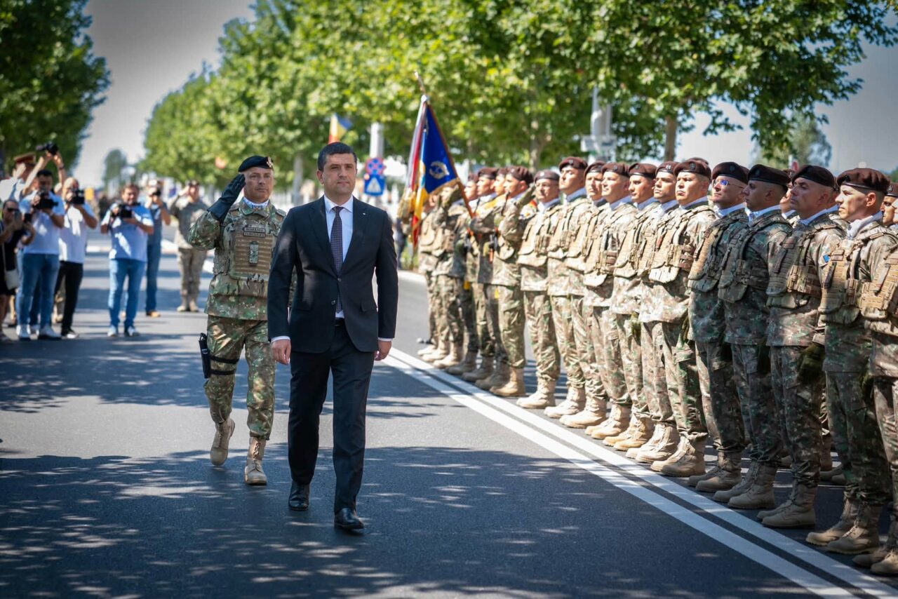 Miruță a mai bifat o festivitate. Cum s-a pozat cu militarii din Divizia 2 Infanterie „Getica”