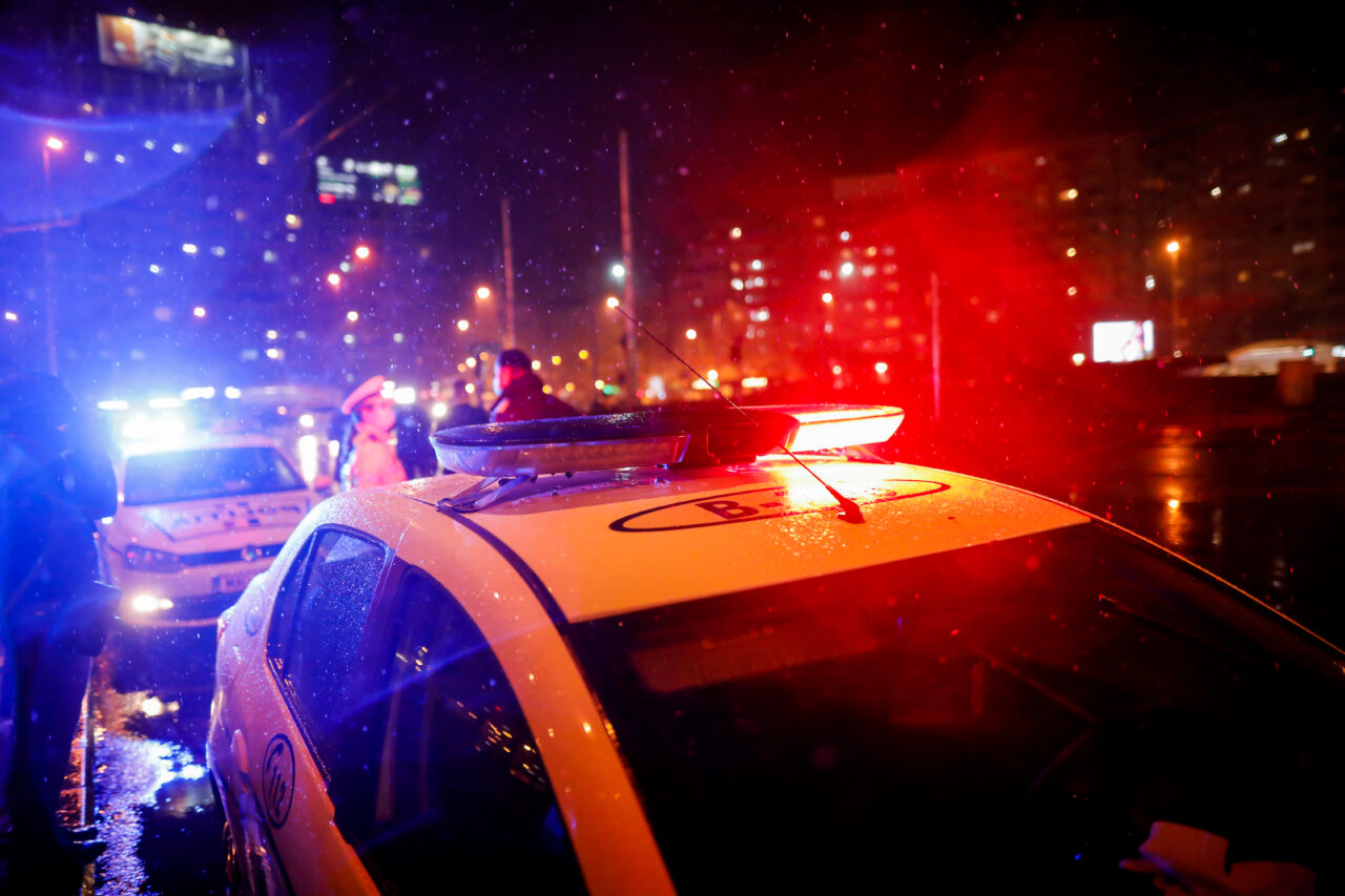 Scandal cu focuri de armă într-un bar din Bacău. Polițiștii chemați să aplaneze incidentul au fost atacați