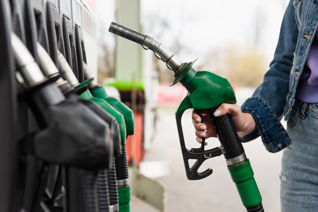 Legea carburanților riscă să favorizeze marile companii petroliere și să afecteze distribuitorii independenți. Ce consecințe ar avea asupra prețurilor la pompă