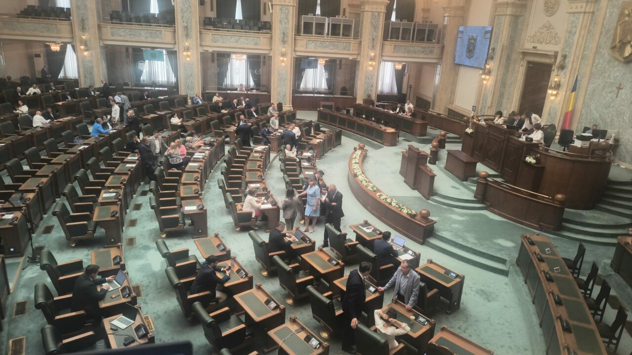 Senatorii adoptă legea care îl poate demite pe Dominic Fritz cu 104 voturi pentru promulgare