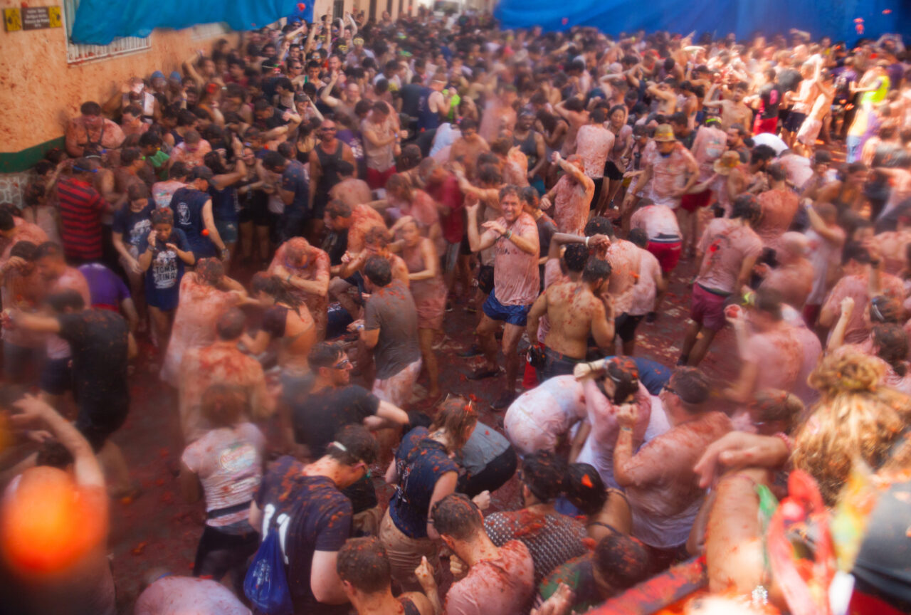 Mii de oameni s-au bătut cu tone de roșii la festivalul „La Tomatina” din Spania. Topul celor mai mari festivaluri din lume cu lupte cu mâncare
