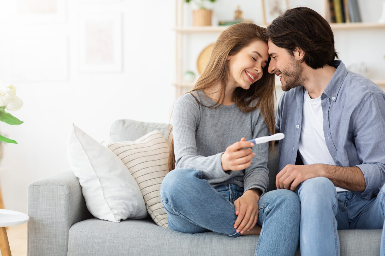 Devii părinte? Soluțiile de protecție, economisire și investiție pe care merită să le iei în calcul