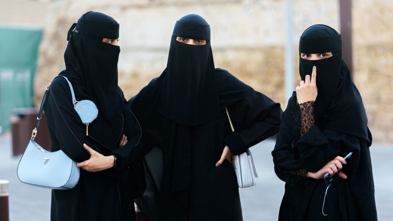 Portugalia a interzis purtarea vălului islamic în spațiul public. Care sunt consecințele pentru cei care nu respectă legea