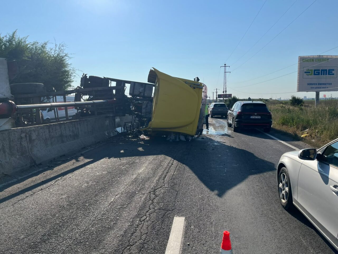 Un TIR s-a răsturnat pe DN 1. Traficul este blocat pe sensul de mers către Brașov