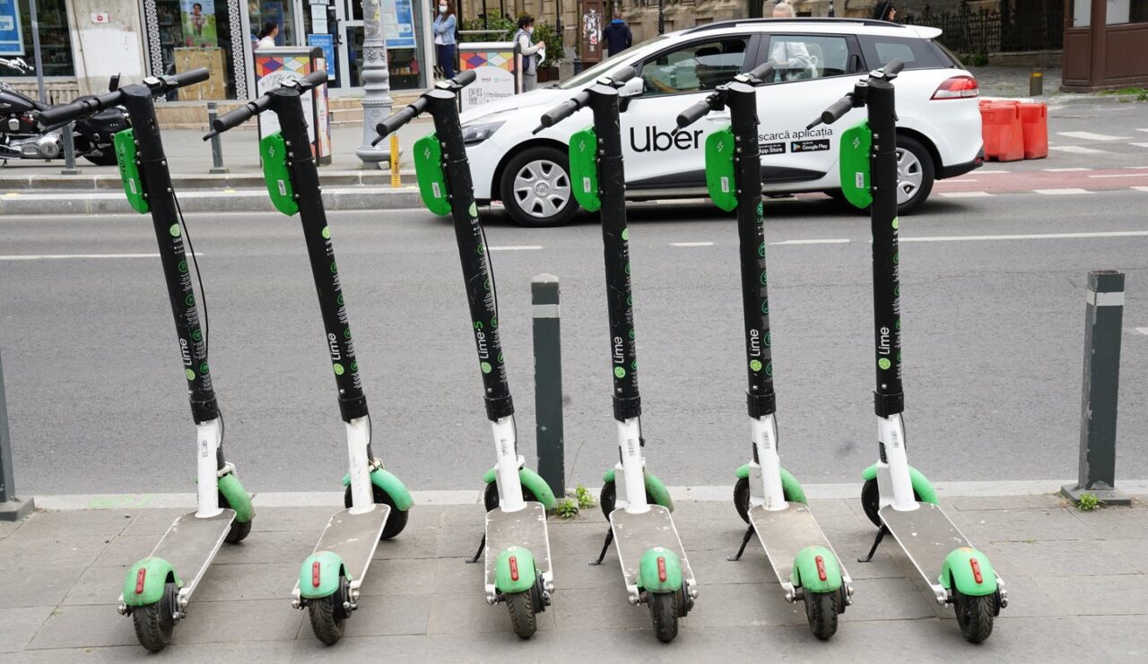 Accesul cu trotineta electrică, interzis în mai multe parcuri și locuri publice din București. Este decizie în premieră, iar amenzile sunt usturătoare
