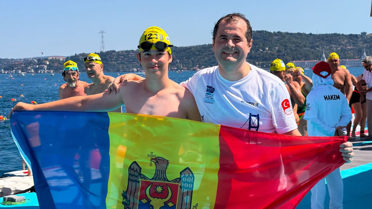 Premierul Republicii Moldova, Vasile Tofan, a traversat Bosforul înot alături de fiul său: „Nu puteam să-mi încalc promisiunea”