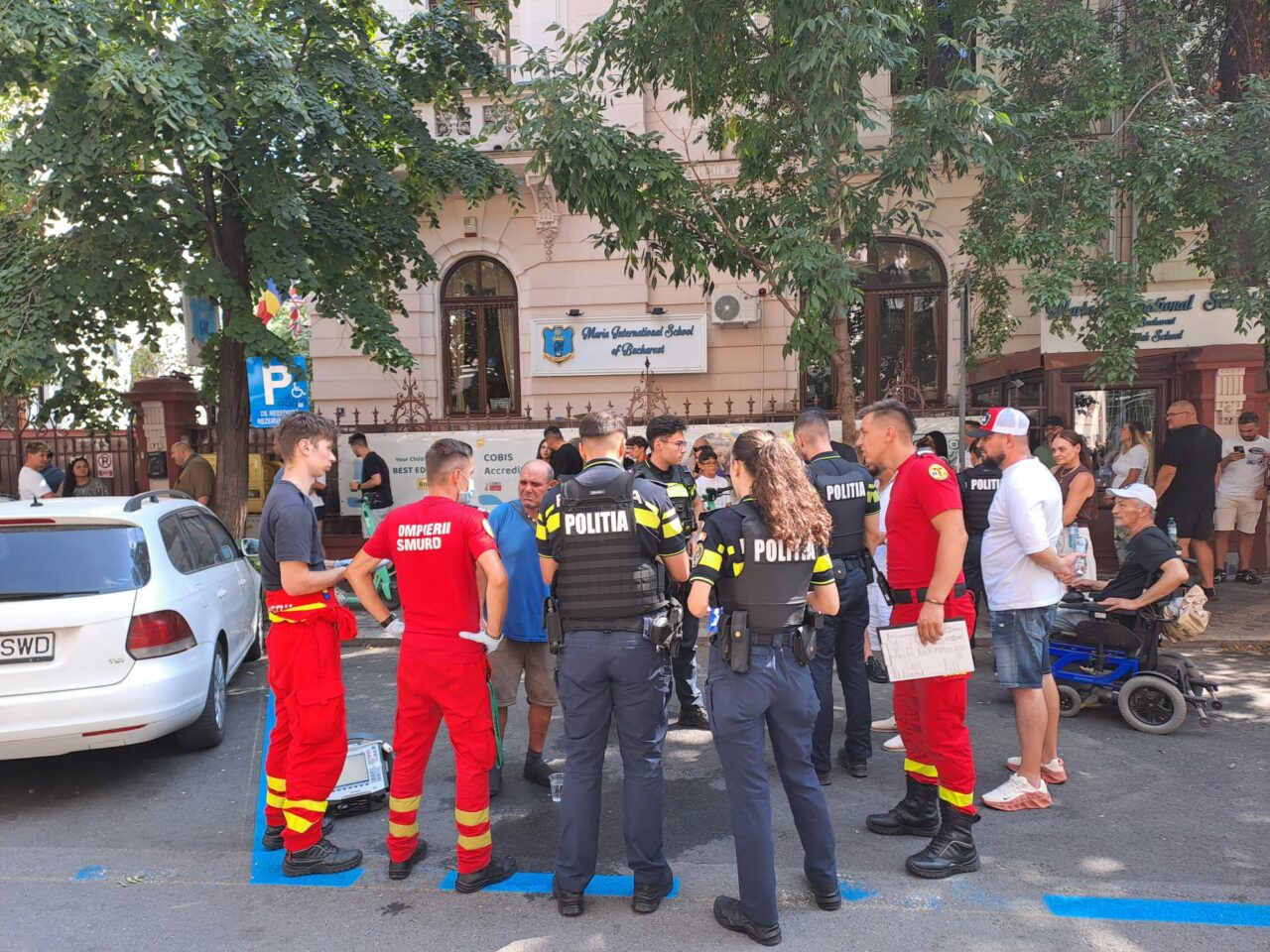 „Războiul merdenelelor” a escaladat. Bătaie cu spray cu piper la coada de la patiseria din Amzei. Au intervenit Poliția și Salvarea