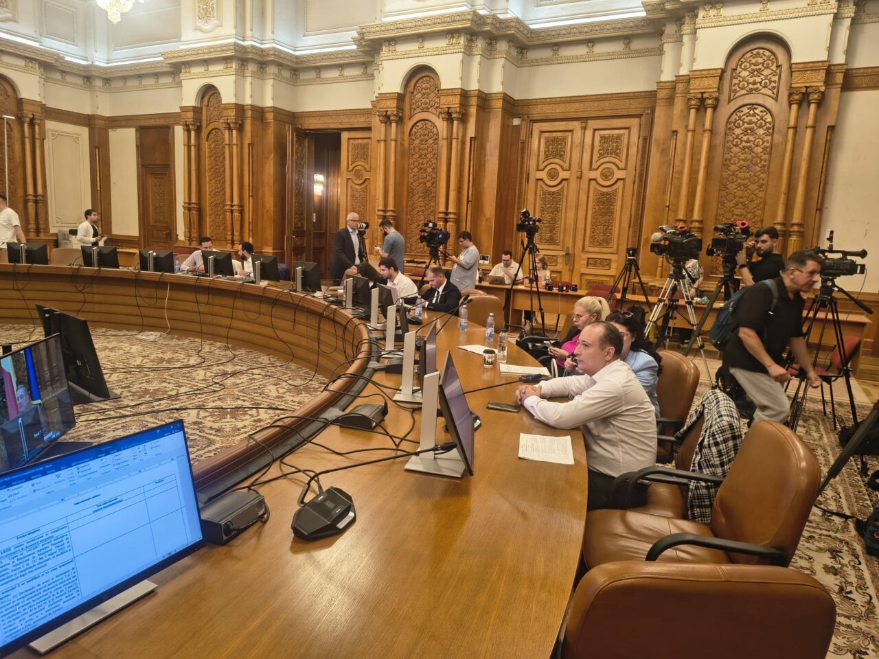Contre între PSD şi USR pe amendamentele noi la Legea ANI. Documentul merge la plen, pentru votul final