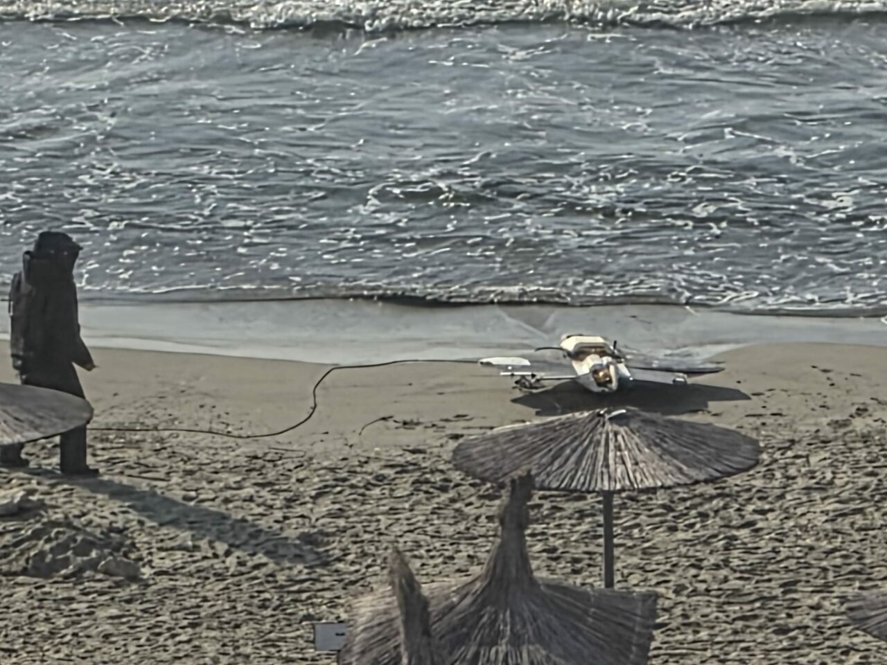 O nouă dronă a fost descoperită în această dimineață pe plaja din Olimp. Geniștii și Armata au ajuns la fața locului. Imagini exclusive