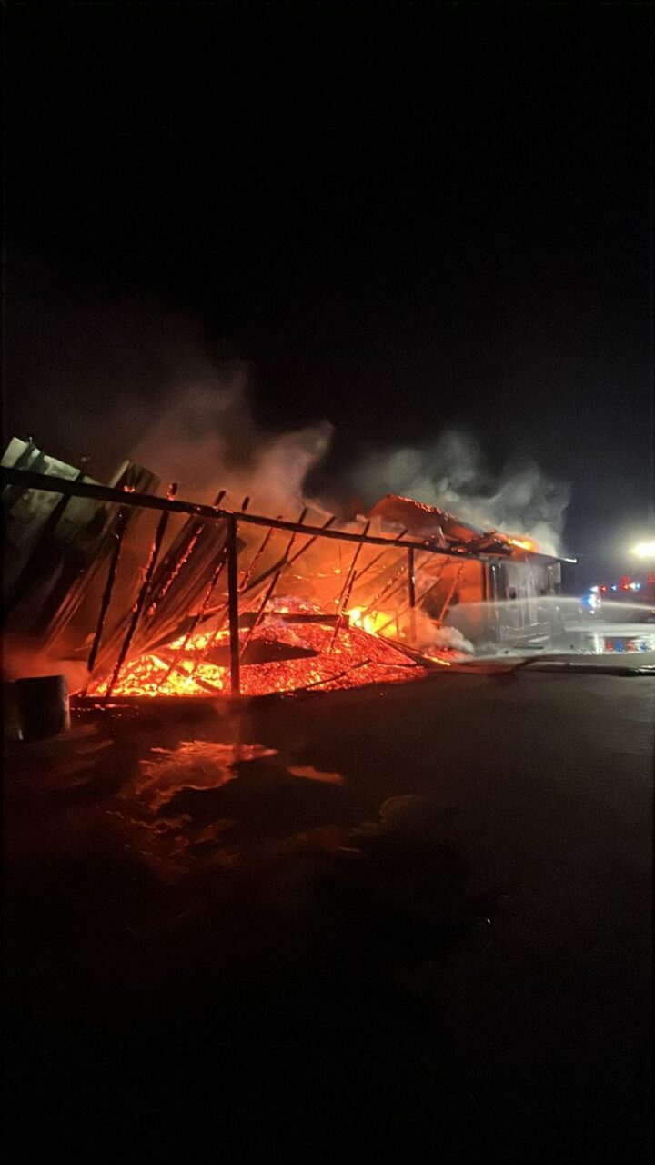 Incendiu de proporții în județul Mureș. Au ars o hală industrială şi o casă