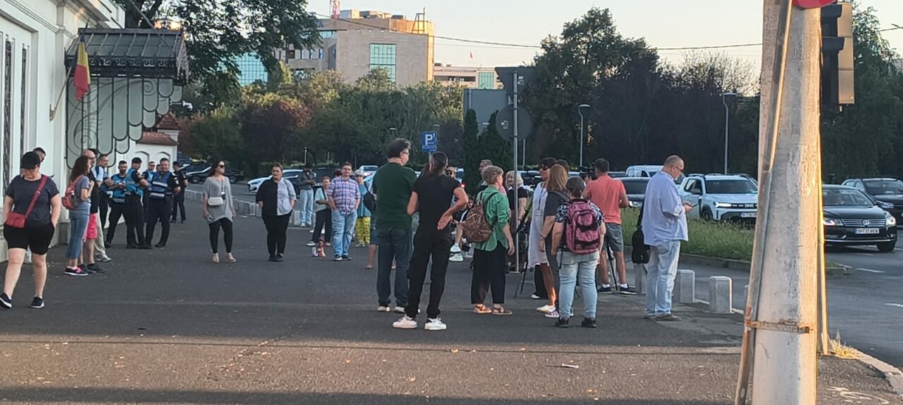 Protest firav la poarta lui Nicușor Dan pentru demisia șefului SPP, Lucian Pahonțu. Printre cele câteva zeci de persoane, prezente la Cotroceni, se află și protestatari de serviciu, apropiați de USR