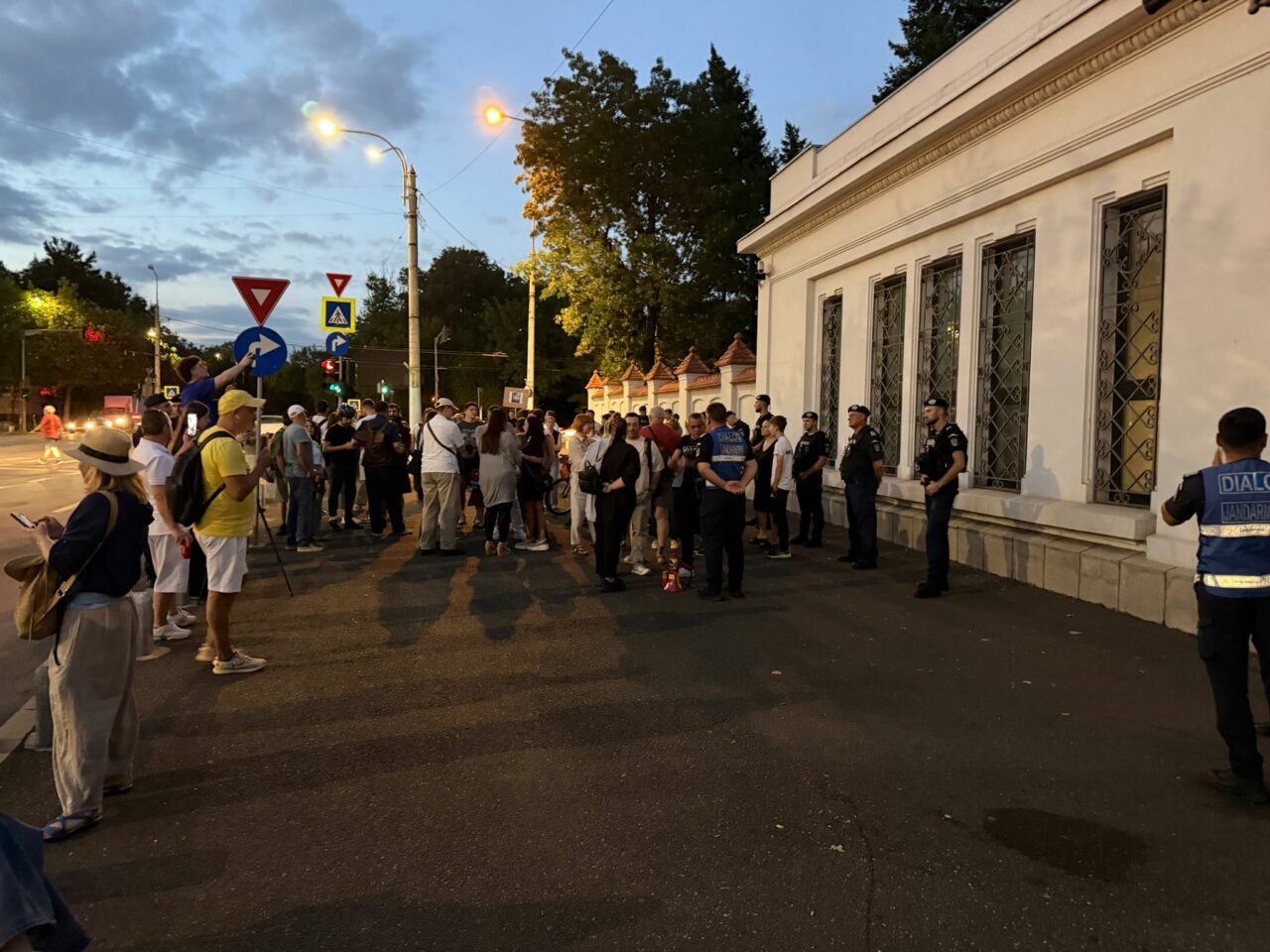 Protestul pentru demisia lui Lucian Pahonțu s-a încheiat. S-au strâns câteva zeci de oameni. În ultima oră, forțele de ordine au fost mai numeroase decât protestatarii