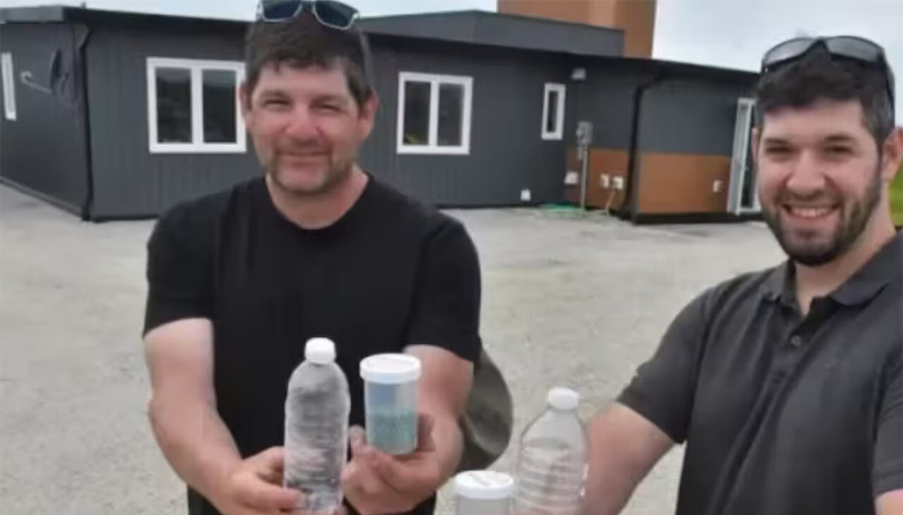 2 constructori au strâns 612.000 de sticle de plastic reciclate și, cu ele, au făcut o casă de 185 mp. Ce s-a întâmplat după prima furtună