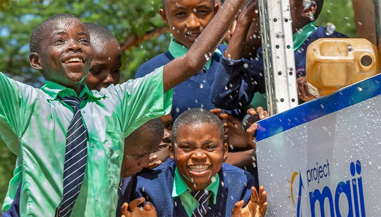 În 2015, un bărbat a văzut doi copii bând apă dintr-o baltă, in Ghana, și a construit un dozator de apă alimentat cu energie solară; 11 ani mai târziu, proiectul său furnizează 126 de milioane de litri