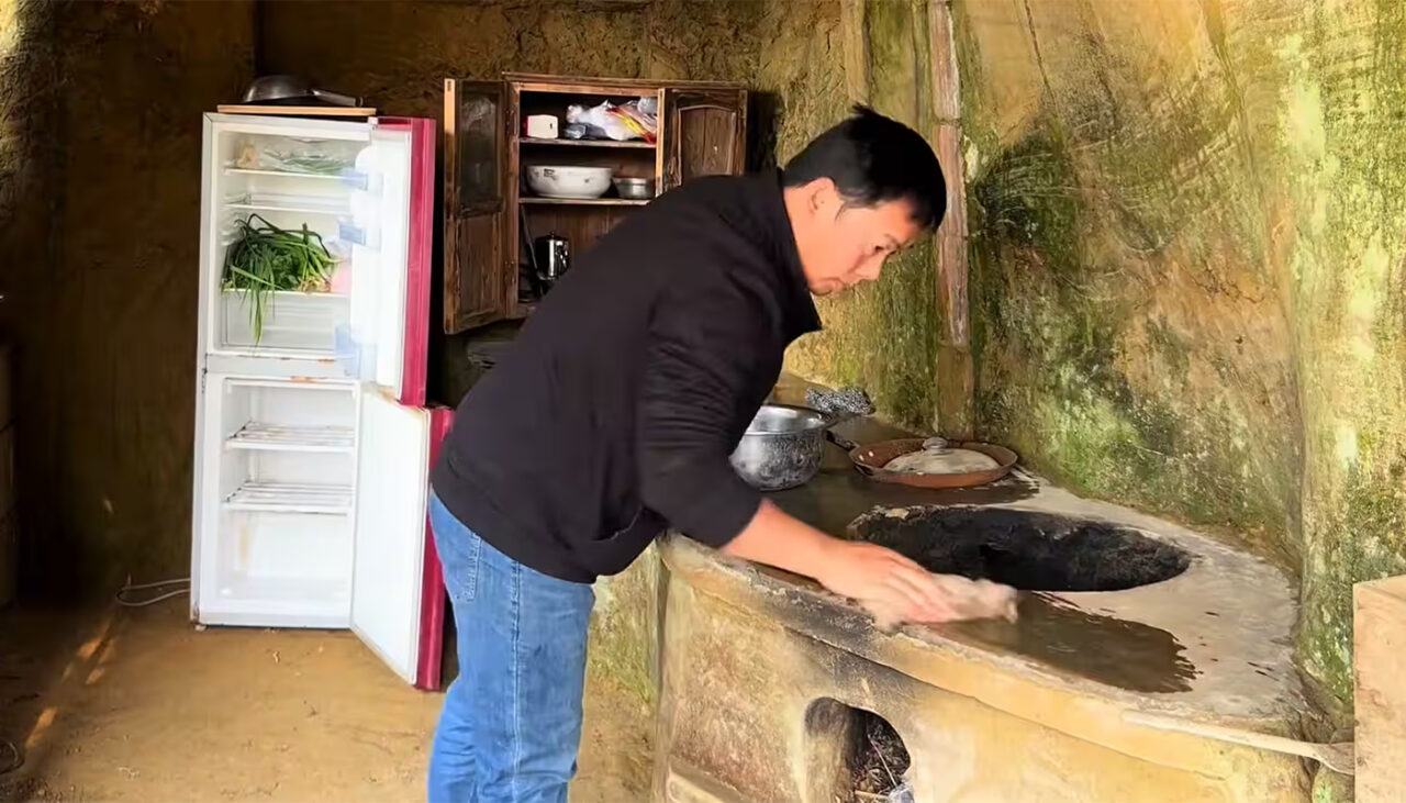 În 2019, un bărbat a început să sape o casă cu 2 etaje într-un munte din China. După 7 ani, a făcut-o în sfârșit locuibilă. Cum arată casa