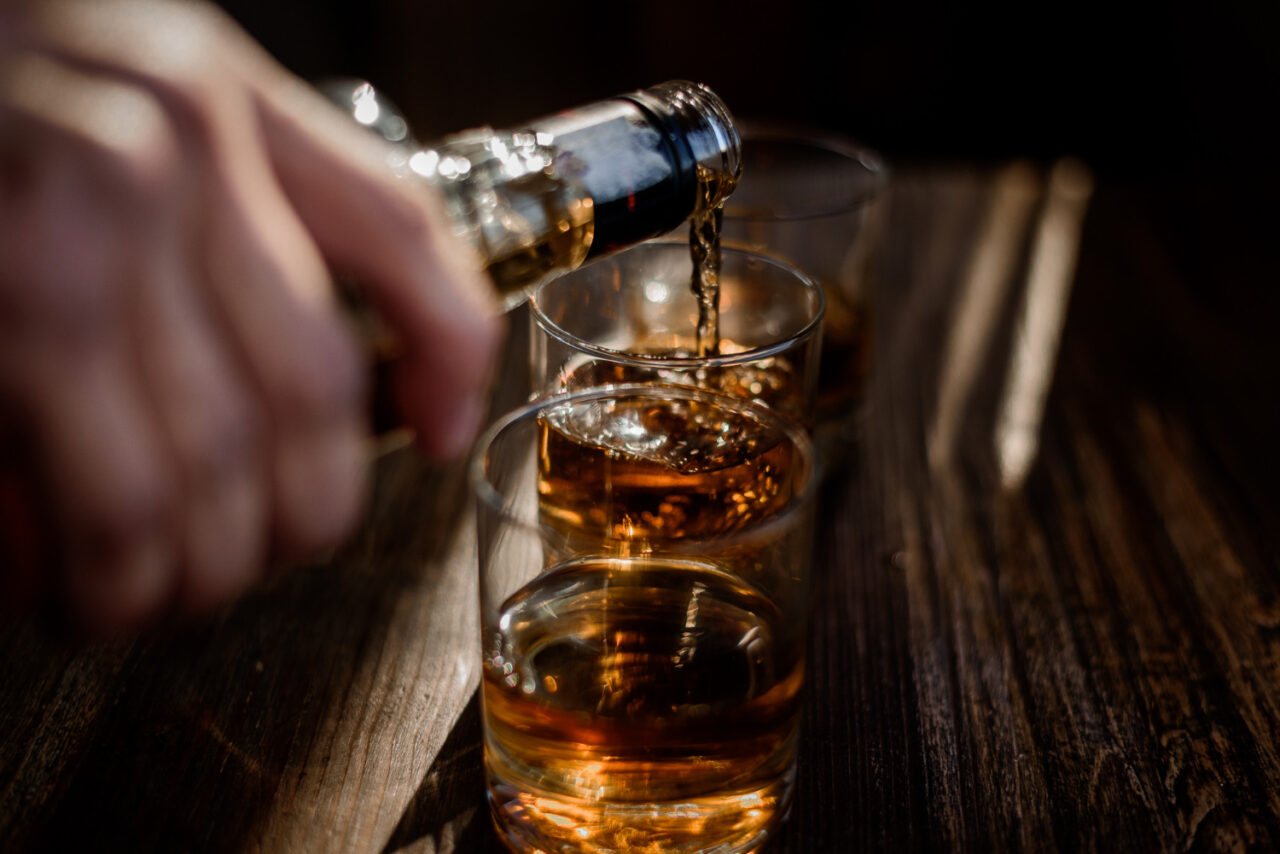 Războiul Trump-Canada ajunge în paharele americanilor. Alcoolul canadian, interzis în SUA. Portița prin care whisky-ul poate ajunge totuși peste graniță