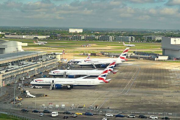 Haos pe aeroporturile din Marea Britanie. O defecțiune la sistemul de control aerian a blocat zborurile