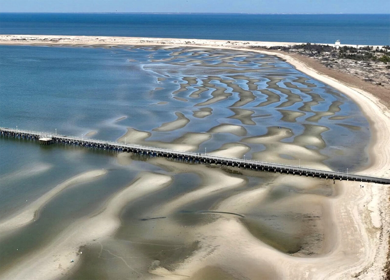 În 2004, thailandezii au construit un ponton de pescuit de 400 de metri pe țărmul Oceanului Pacific. 13 ani mai târziu, linia țărmului avansase cu până la 250 de metri pe una dintre părți