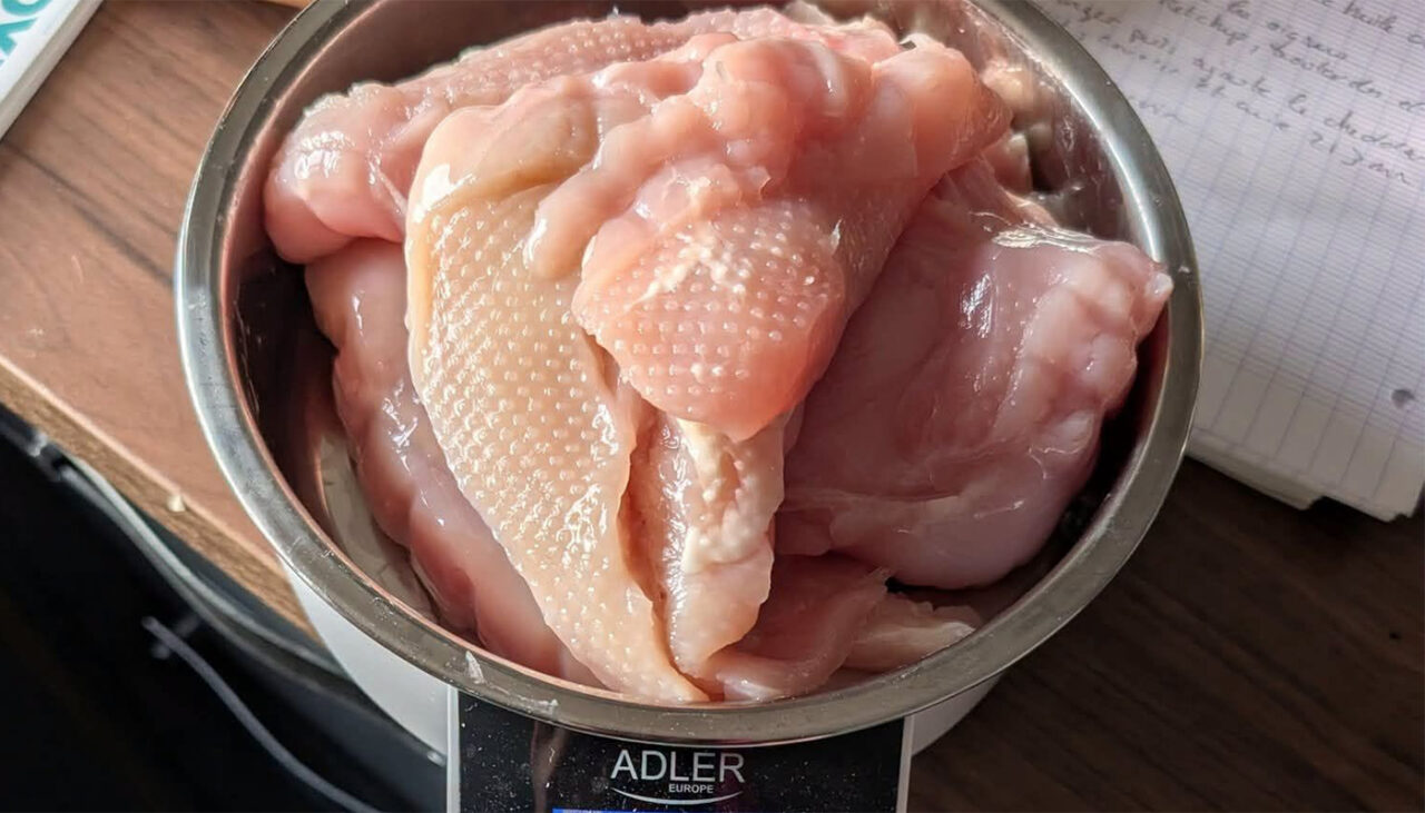O româncă a cumpărat o caserolă de 1 kg de piept de pui din supermarket. Ajunsă acasă, a scos carnea și a cântărit-o. Câte grame avea „kilogramul”, de fapt