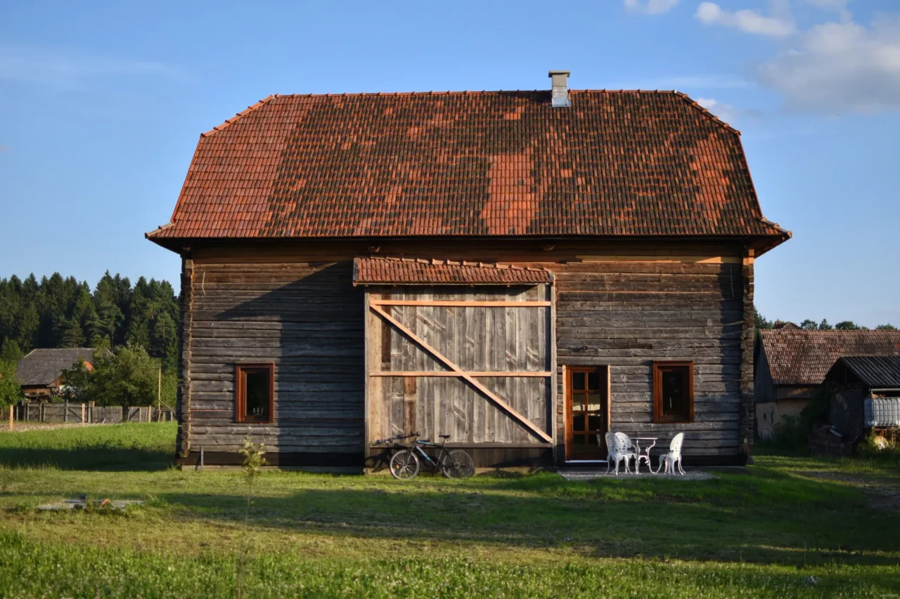 Șură veche de un secol, transformată într-un cochet hotel în stil scandinav. Proiectul unui antreprenor din Ardeal atrage turiștii bandă rulantă