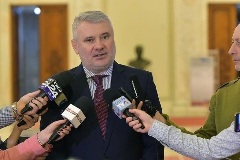 Derapaj al unui vicepreședinte PNL: A publicat o imagine în care Grindeanu și Simion apar în pat, ținându-se în brațe. „Care e problema?”. PNL a sesizat CNCD într-un caz aproape identic