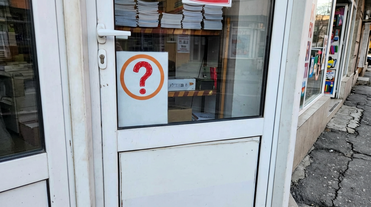 Afișul care a scandalizat Câmpia Turzii. Ce interdicție au pus proprietarii într-un magazin