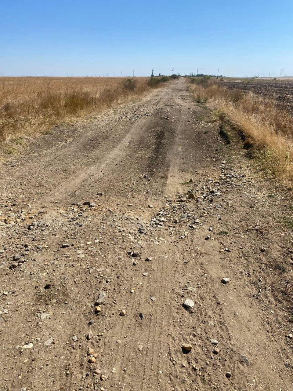 Un drum județean de pământ face legătura între Dolj și Mehedinți. Ce spun autoritățile locale despre această situație