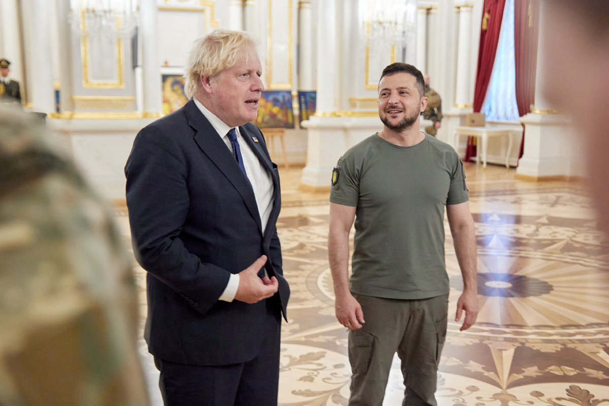 Fostul premier britanic Boris Johnson și un fost șef CIA au scăpat la limită de o dronă rusească. Cei doi se aflau într-un tren dintr-o gara atacată în Ucraina