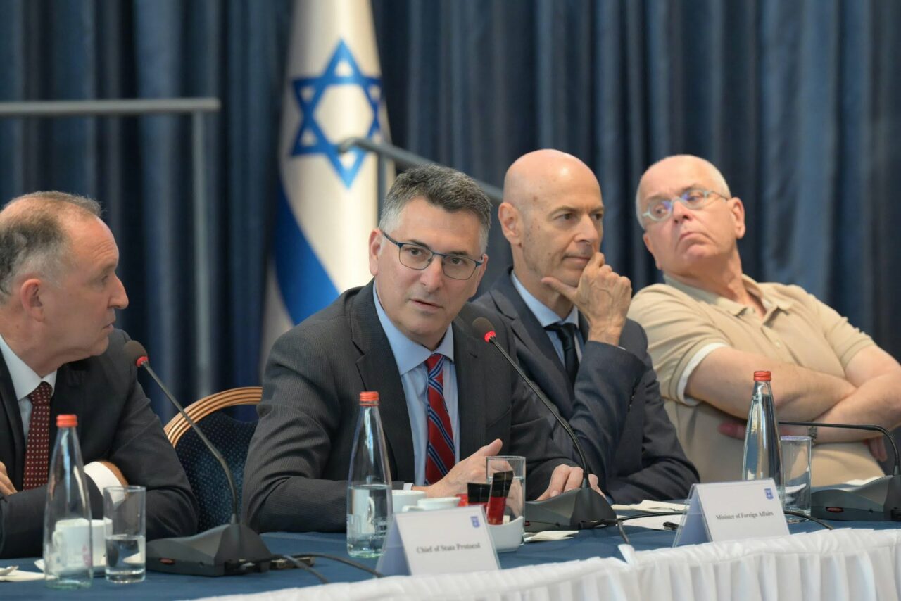 Israelul închide consulatul britanic din Ierusalim, după ce Londra a impus sancțiuni împotriva coloniilor din Cisiordania. 12 oficiali din Regat au interdicție de intrare pe teritoriul statului evreu