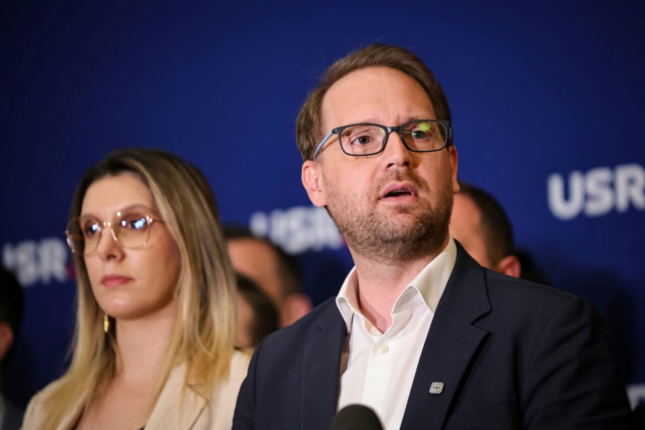 Dominic Fritz se pregătește să încaseze salariul de primar de la USR, după ce își va pierde mandatul. O spune chiar el. Nu e prima dată când USR-iștii devalizează conturile partidului pentru beneficii proprii. Și Ghinea avea 5.000 de euro de la partid