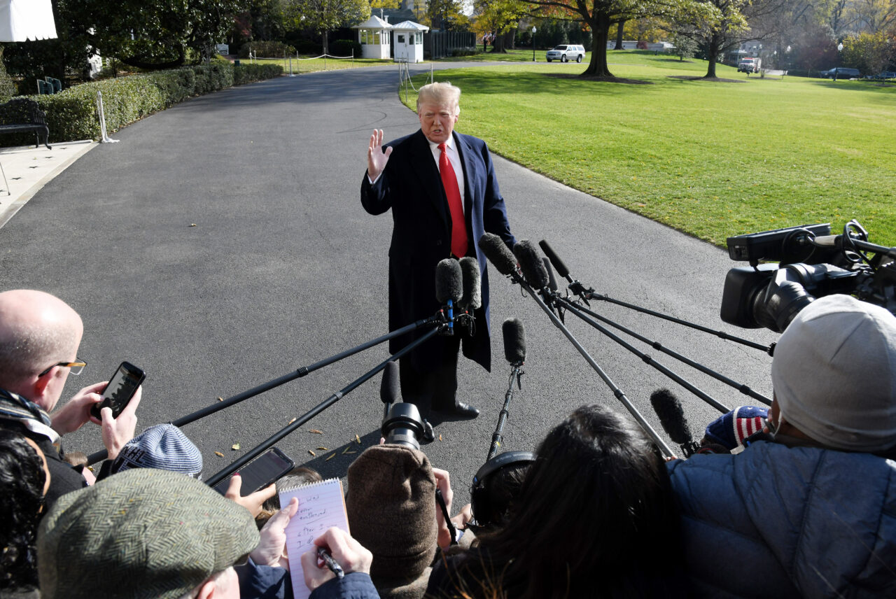 Boicot istoric în SUA: Marile rețele TV se solizarizează cu CNN și refuză să ofere acoperire televizată evenimentelor la care participă Trump. Discursurile președintelui, difuzate fără sunet
