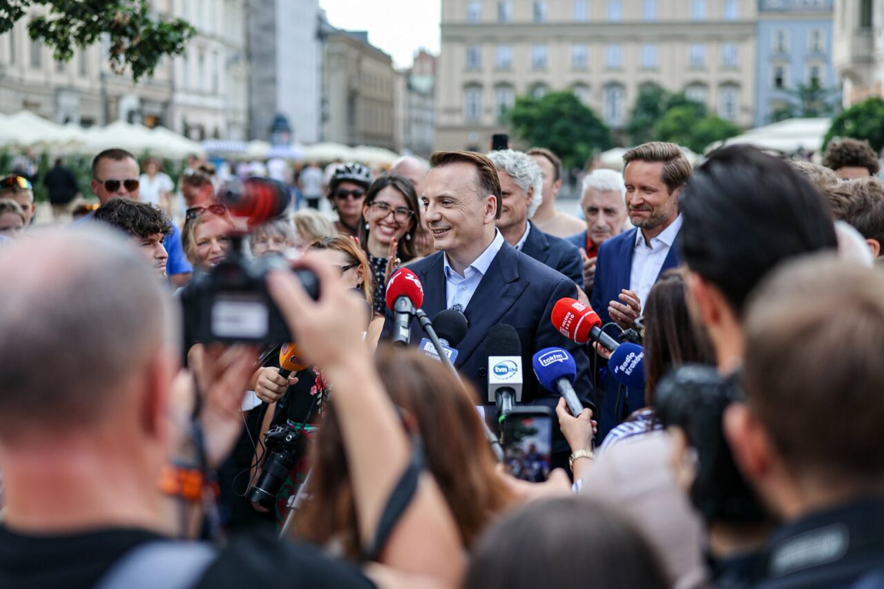 Alegeri anticipate pentru Primăria Cracoviei: cine e independentul care a câștigat primul tur și o înfruntă în finală pe candidata susținută de Tusk? Naționaliștii au ratat turul doi