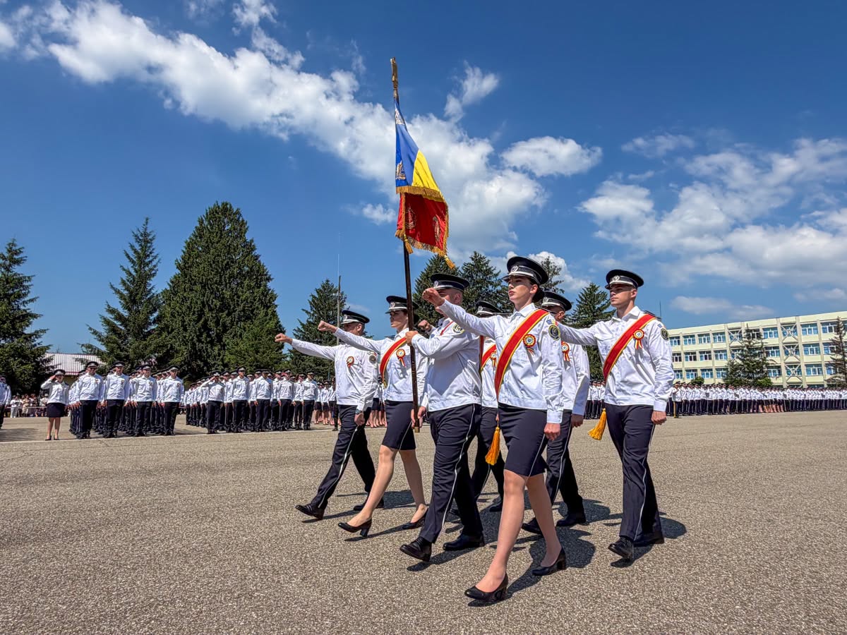Scandal la Școala de Poliție din Câmpina. Profesor acuzat de o elevă că a pupat-o pe obraz și a luat-o de gât
